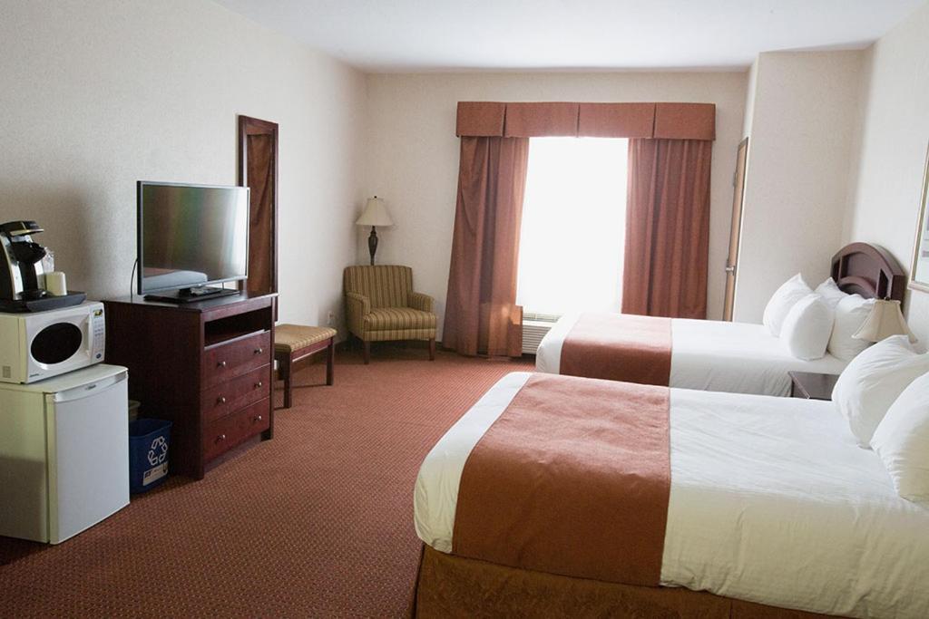 Pomeroy Inn & Suites Fort St. John Екстериор снимка