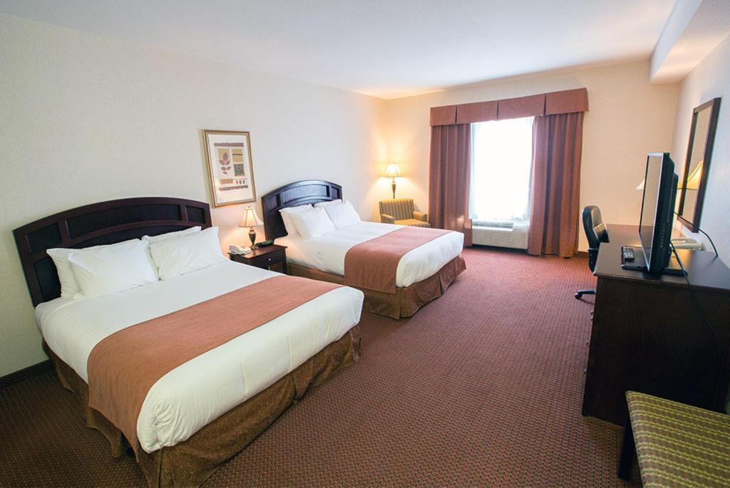 Pomeroy Inn & Suites Fort St. John Екстериор снимка