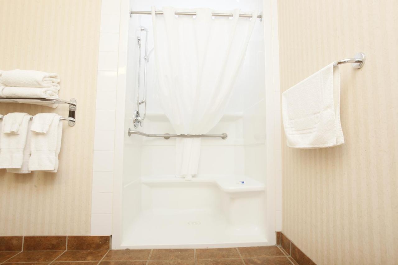 Pomeroy Inn & Suites Fort St. John Екстериор снимка
