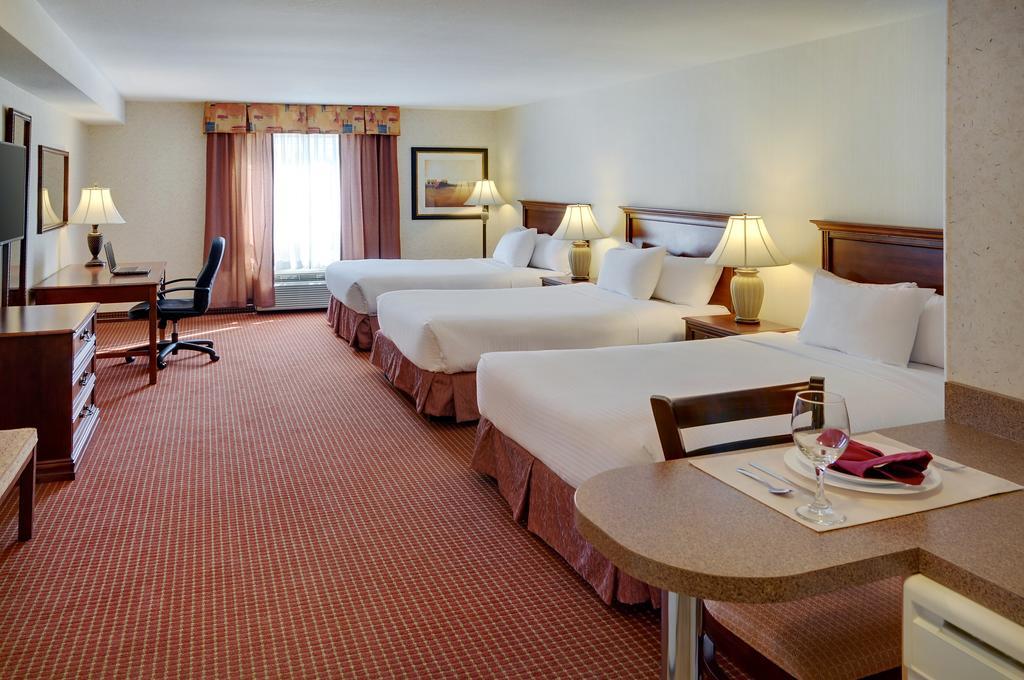 Pomeroy Inn & Suites Fort St. John Екстериор снимка