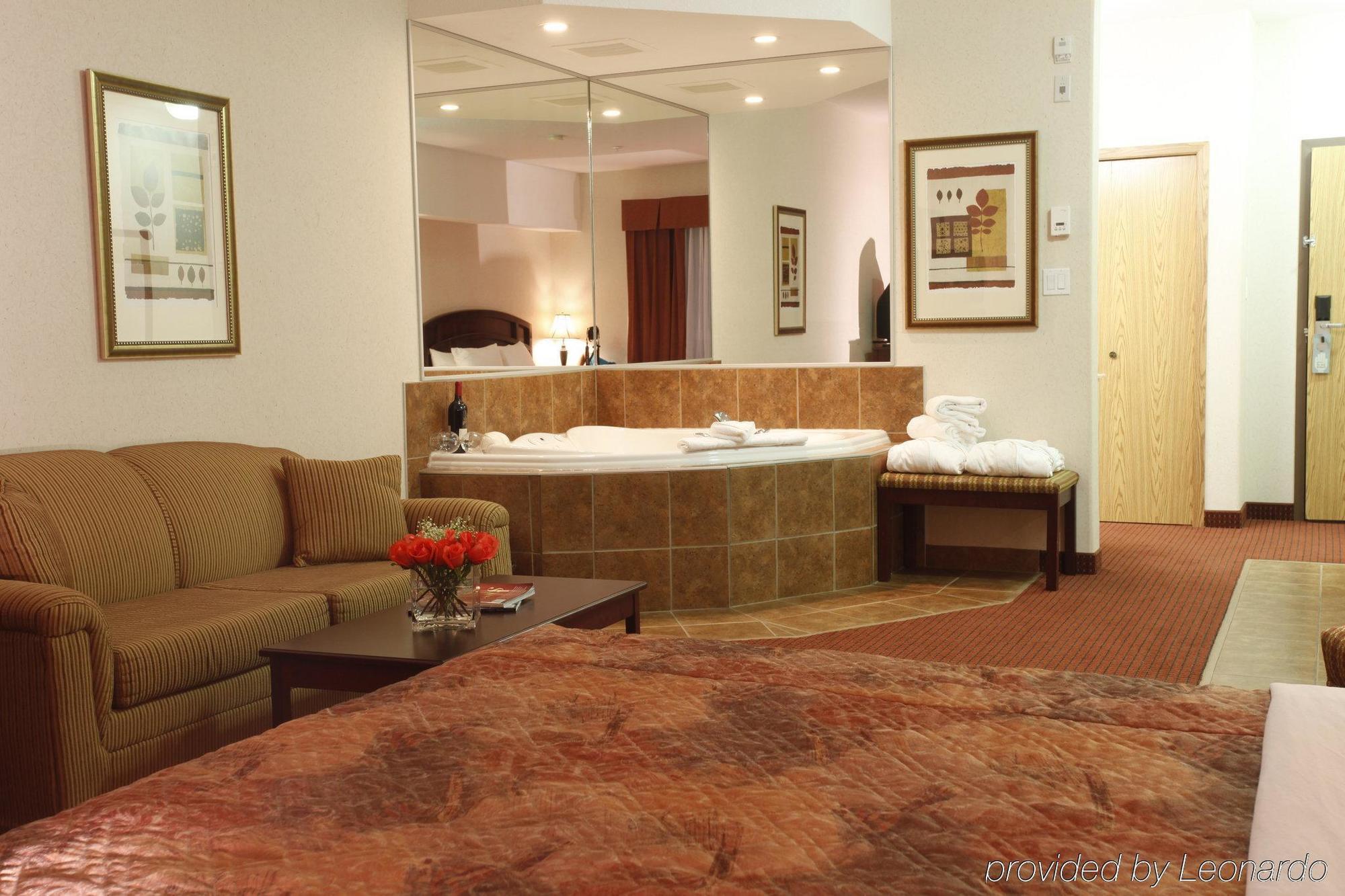 Pomeroy Inn & Suites Fort St. John Екстериор снимка