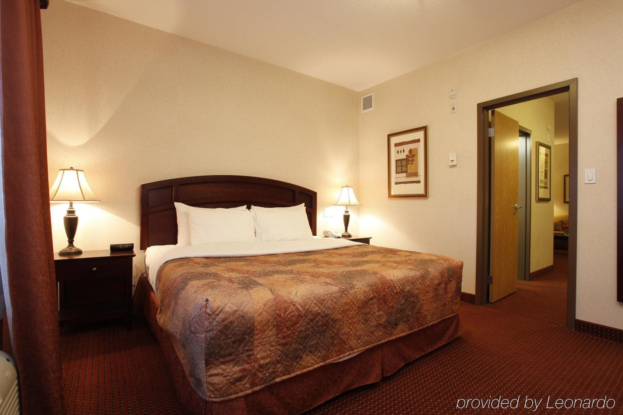 Pomeroy Inn & Suites Fort St. John Екстериор снимка