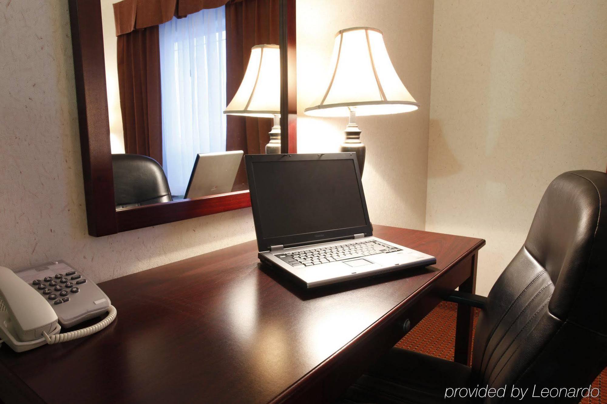 Pomeroy Inn & Suites Fort St. John Екстериор снимка