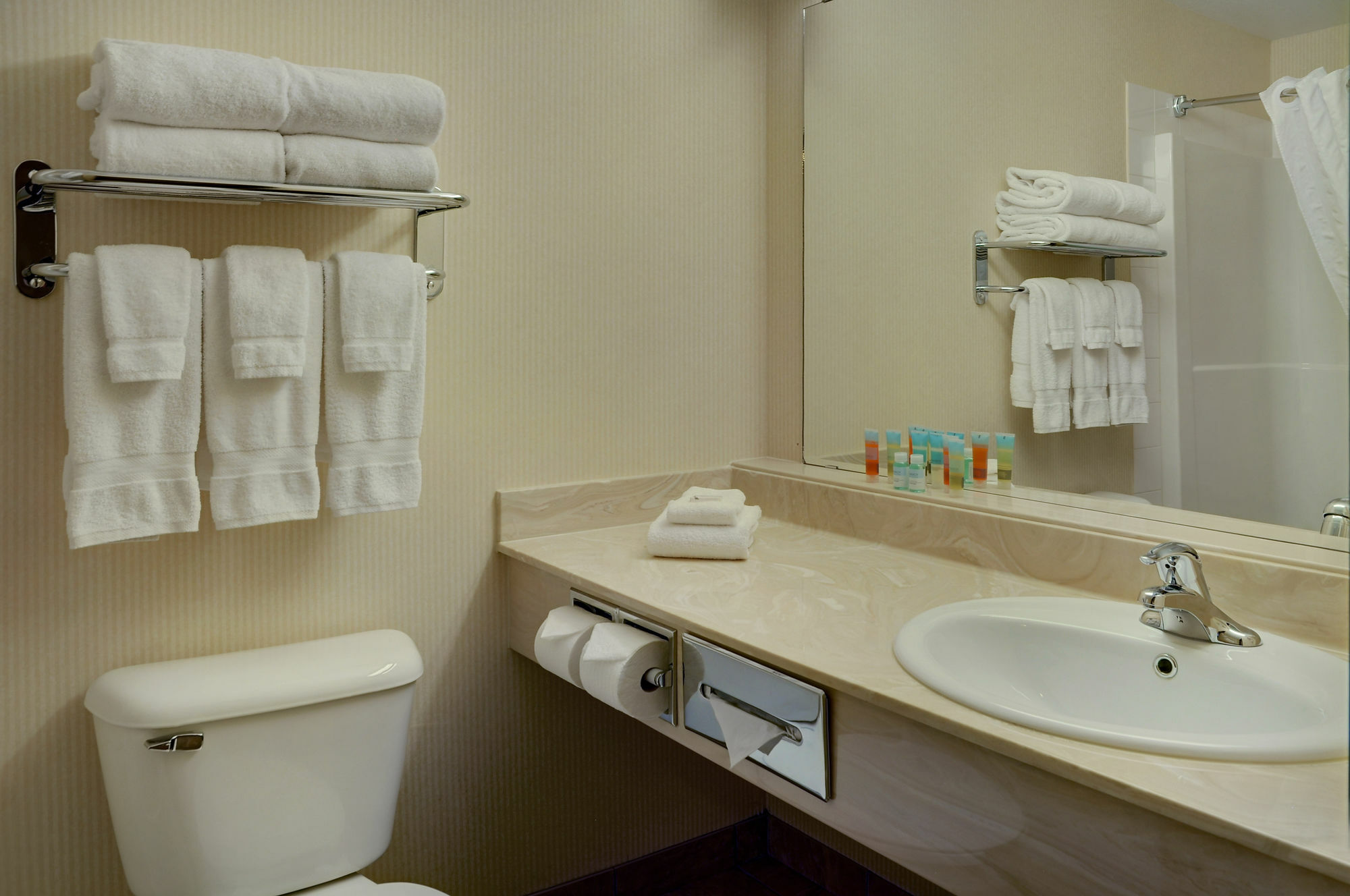 Pomeroy Inn & Suites Fort St. John Екстериор снимка